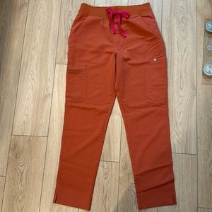 figs size M yola skinny scrub pants in the color teracotta